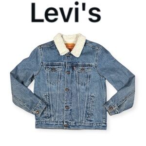 LEVI’S KIDS SHERPA LINED DENIM TRUCKER JACKET IN MID WASH BLUE